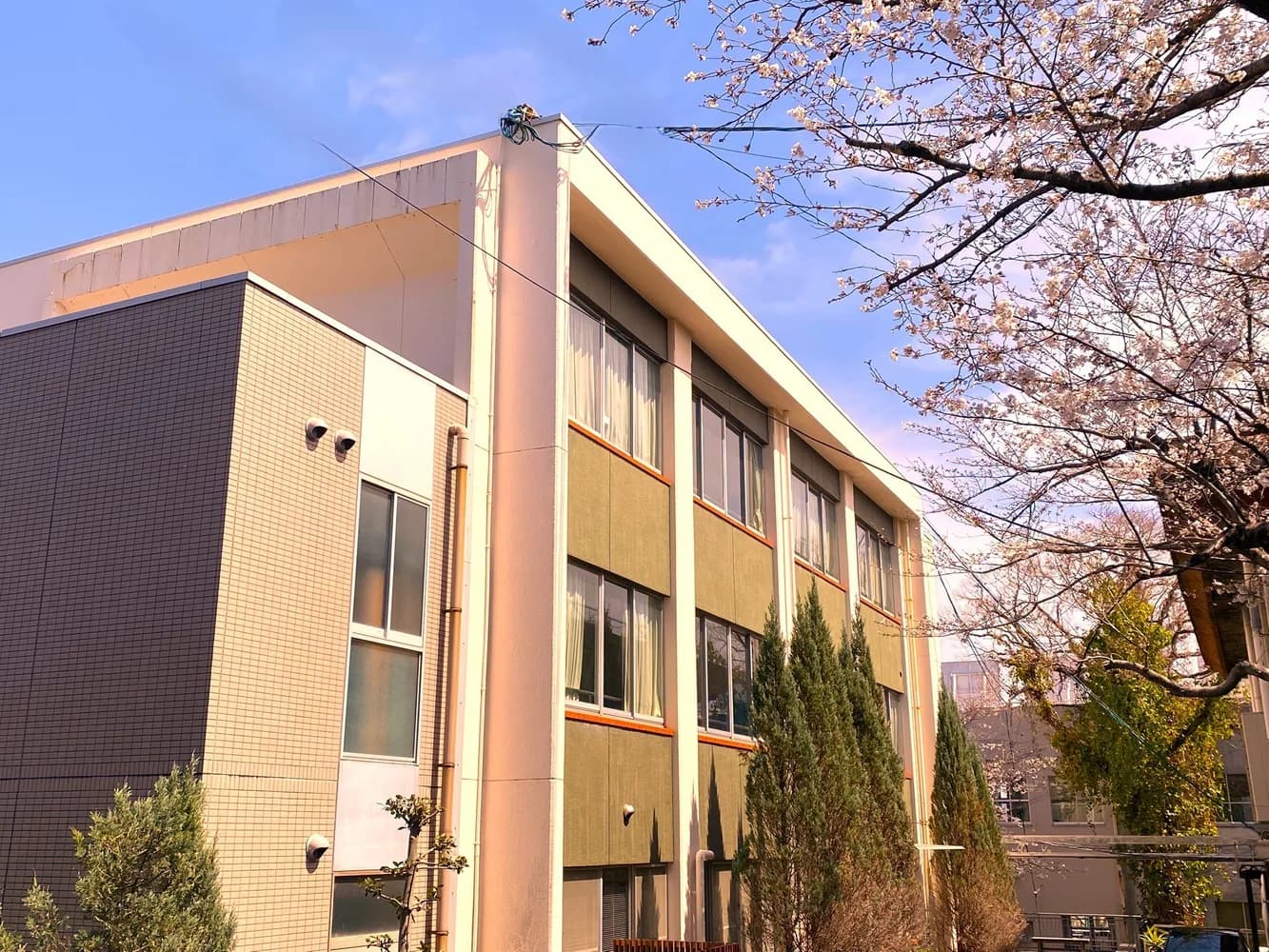 School website photograph · 岡山学芸館外国語学校