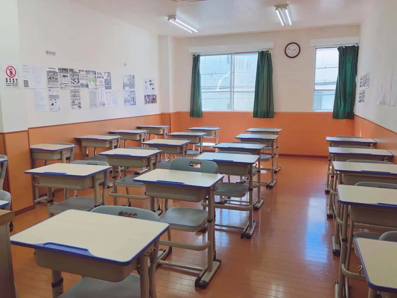 School website photograph · 大阪観光ビジネス日本語学院