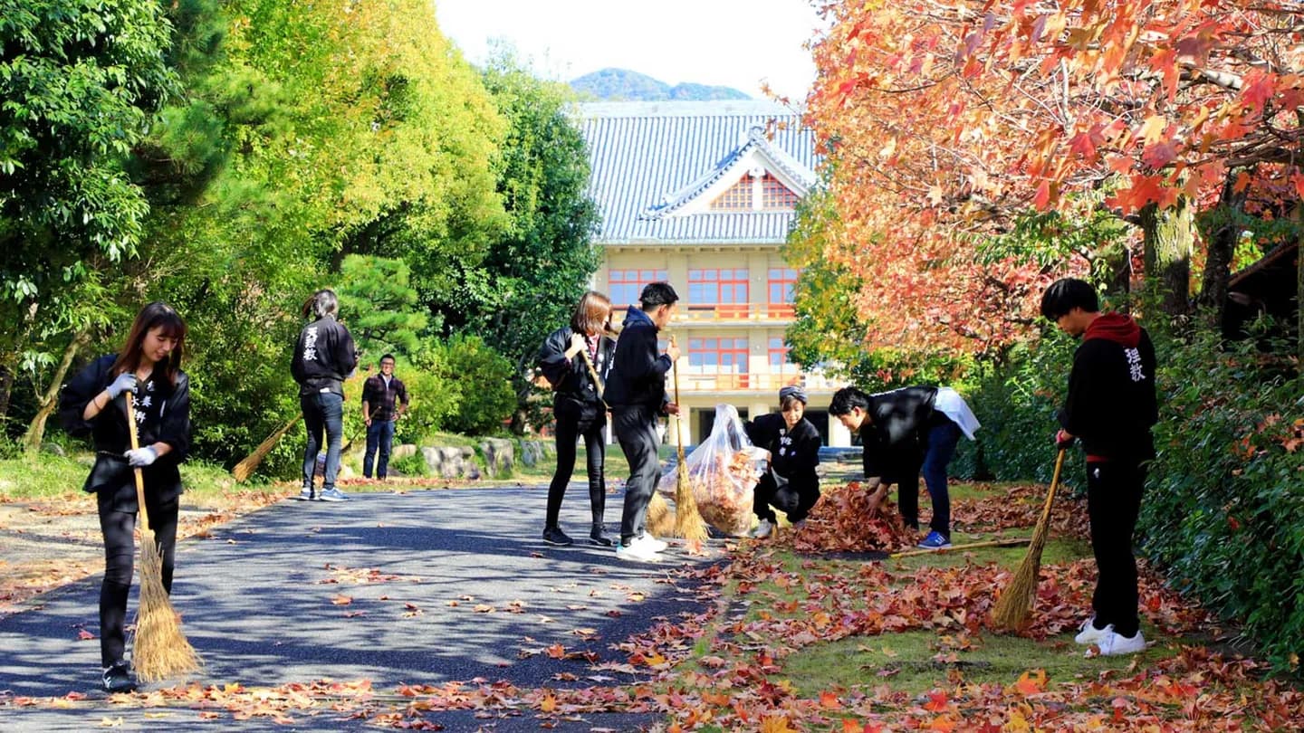 School website photograph · 天理教語学院