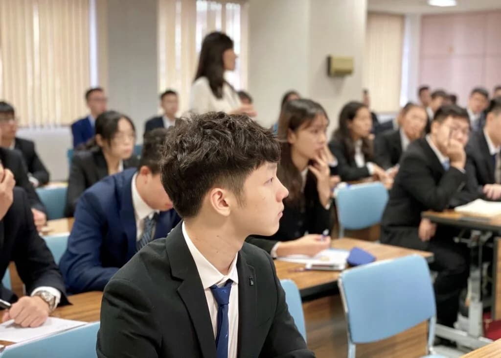 School website photograph · 東亜国際外語学院